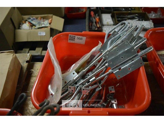 Inhoud bak deursluiting poort - afbeelding 1 van  3