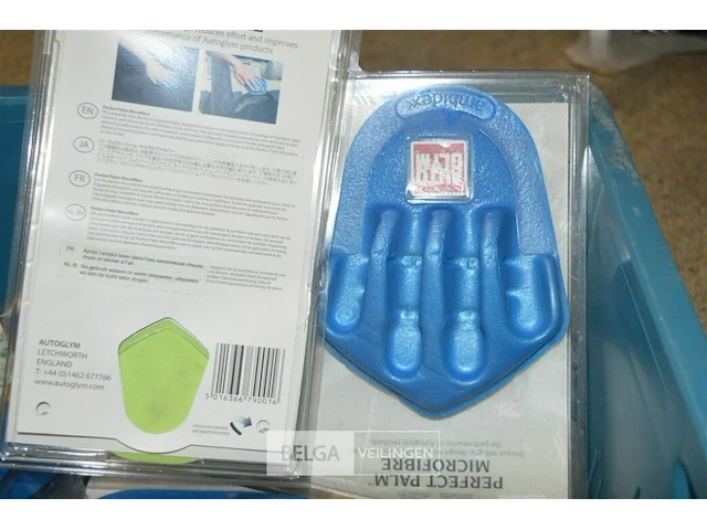 Inhoud bak div poetsmaterialen en 2 dampkapfilters - afbeelding 4 van  6