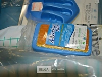 Inhoud bak div poetsmaterialen en 2 dampkapfilters - afbeelding 5 van  6