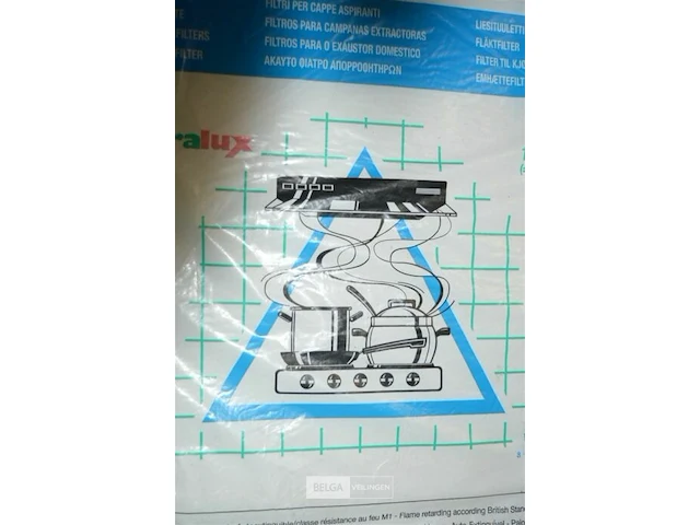 Inhoud bak div poetsmaterialen en 2 dampkapfilters - afbeelding 6 van  6
