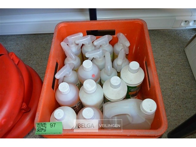 Inhoud bak div poetsprodukten - afbeelding 1 van  4