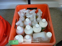 Inhoud bak div poetsprodukten - afbeelding 1 van  4