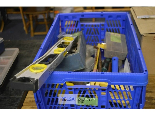 Inhoud bak div werkmaterialen - afbeelding 1 van  3