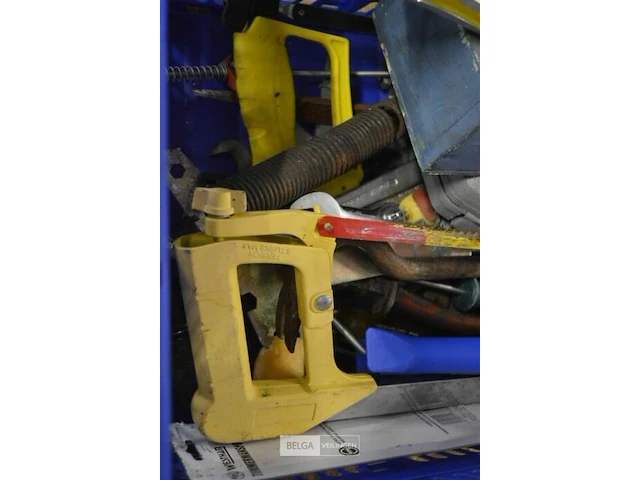 Inhoud bak div werkmaterialen - afbeelding 2 van  3
