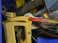 Inhoud bak div werkmaterialen - afbeelding 2 van  3