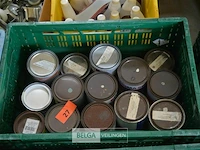 Inhoud bak diverse soorten verf - afbeelding 1 van  1