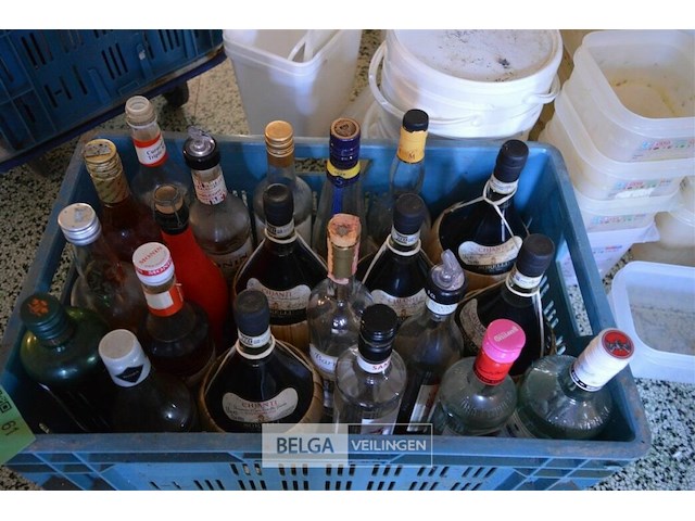 Inhoud bak met div dranken - afbeelding 1 van  3