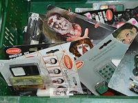 Inhoud bak partij div grim materialen - afbeelding 2 van  4