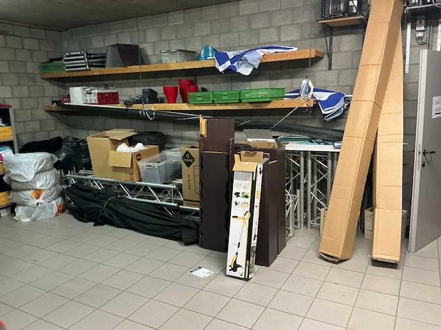Inhoud berging - afbeelding 1 van  14