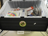 Inhoud box partij div feestversiering en inpakzakjes - afbeelding 1 van  6