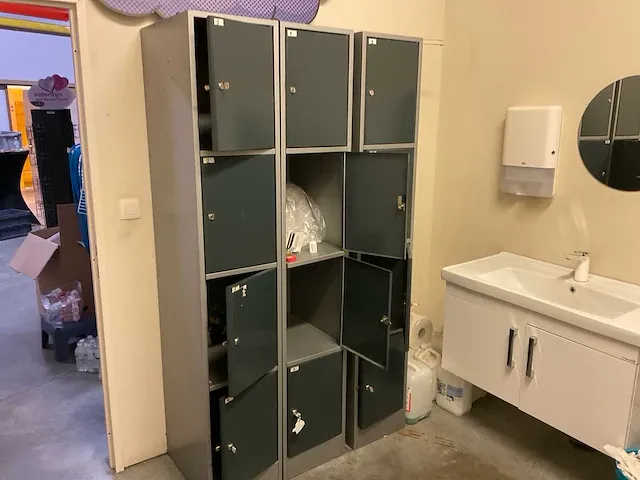 Inhoud kantine en berging - afbeelding 7 van  20