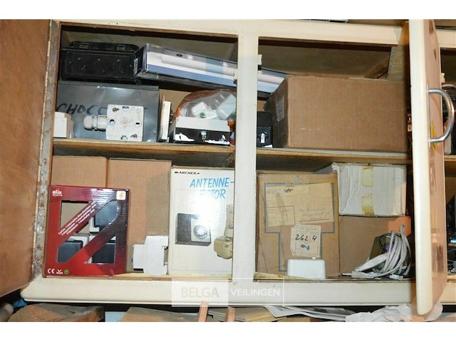 Inhoud kast div elektronica benodigdheden - afbeelding 1 van  4