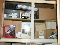 Inhoud kast div elektronica benodigdheden - afbeelding 1 van  4