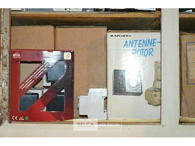 Inhoud kast div elektronica benodigdheden - afbeelding 2 van  4