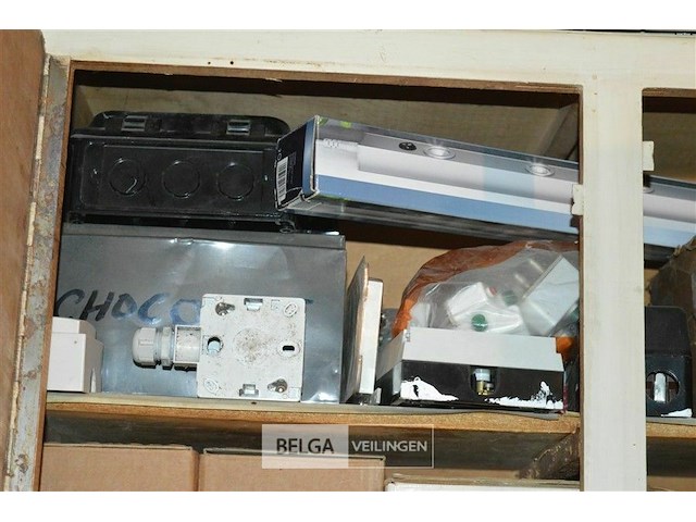 Inhoud kast div elektronica benodigdheden - afbeelding 3 van  4