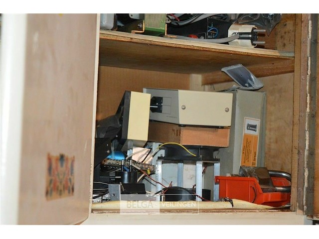 Inhoud kast div elektronica benodigdheden - afbeelding 4 van  4