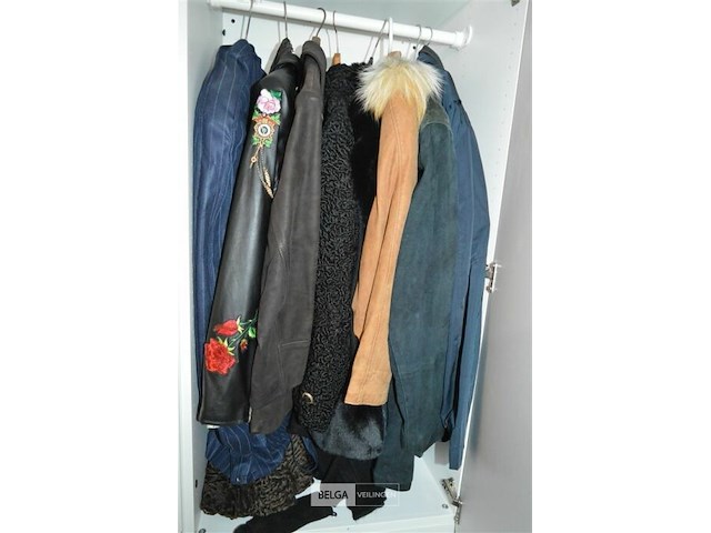 Inhoud kast div jassen - afbeelding 1 van  4