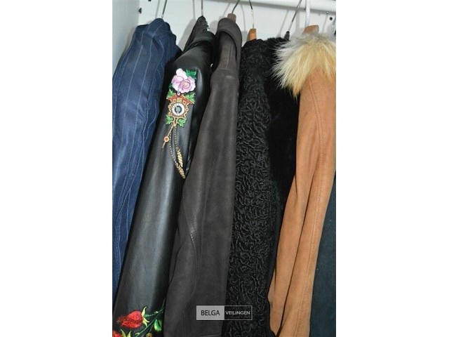 Inhoud kast div jassen - afbeelding 2 van  4