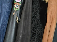 Inhoud kast div jassen - afbeelding 2 van  4