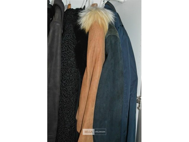 Inhoud kast div jassen - afbeelding 3 van  4