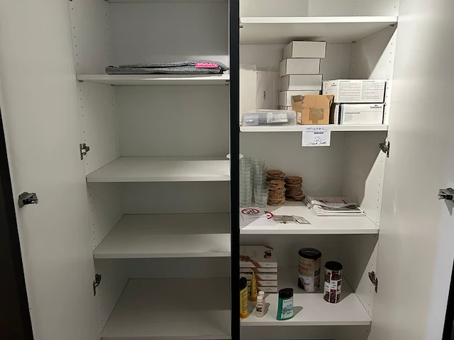 Inhoud kast - afbeelding 1 van  4