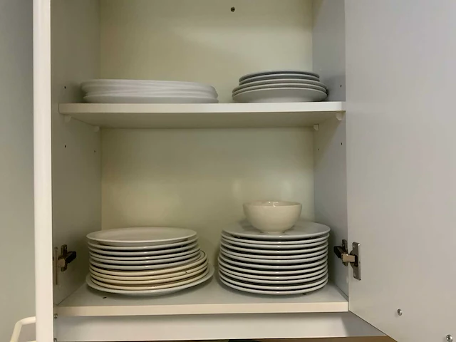 Inhoud keukenkasten - afbeelding 10 van  12