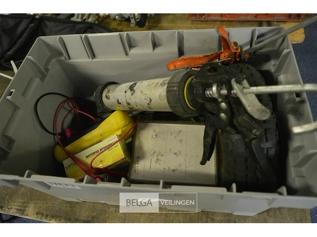 Inhoud kist div materialen - afbeelding 1 van  6