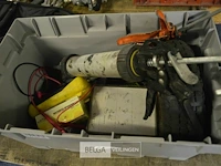 Inhoud kist div materialen - afbeelding 1 van  6