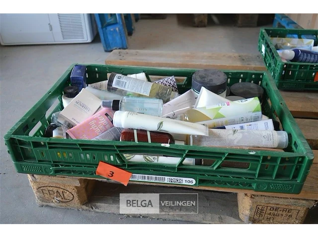 Inhoud kist diverse goederen - afbeelding 1 van  4