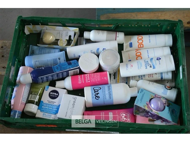 Inhoud kist diverse goederen - afbeelding 1 van  3