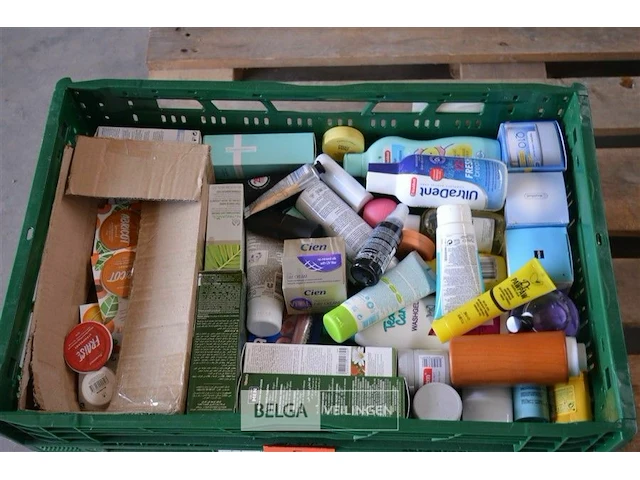 Inhoud kist diverse goederen - afbeelding 1 van  3