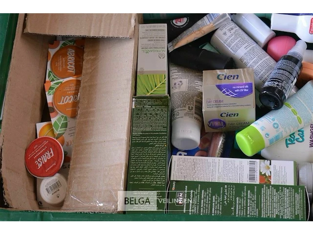 Inhoud kist diverse goederen - afbeelding 2 van  3