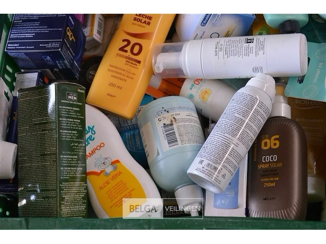 Inhoud kist diverse goederen - afbeelding 2 van  4