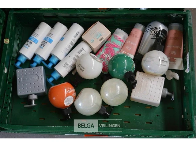 Inhoud kist diverse goederen - afbeelding 1 van  4
