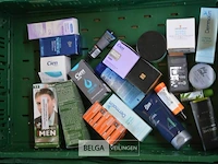 Inhoud kist diverse goederen - afbeelding 1 van  4