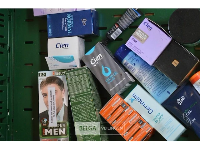 Inhoud kist diverse goederen - afbeelding 2 van  4