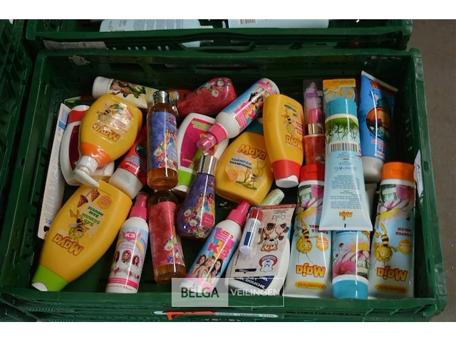 Inhoud kist diverse goederen - afbeelding 1 van  5