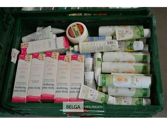 Inhoud kist diverse goederen - afbeelding 1 van  5