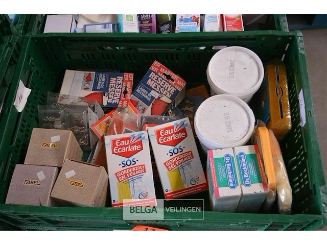 Inhoud kist diverse goederen - afbeelding 1 van  5