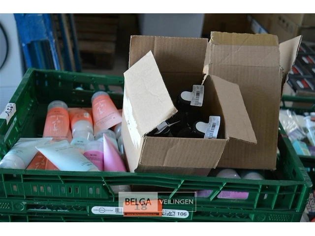 Inhoud kist diverse goederen - afbeelding 1 van  4
