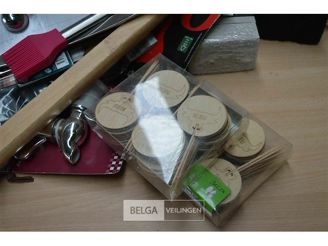 Inhoud kist diverse materialen - afbeelding 2 van  6