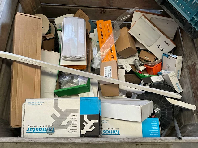 Inhoud kist led verlichting en toebehoren - afbeelding 1 van  6