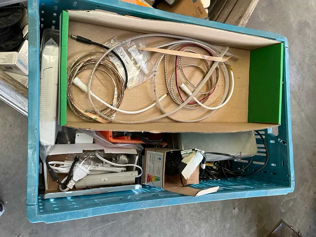 Inhoud kist led verlichting en toebehoren - afbeelding 2 van  6