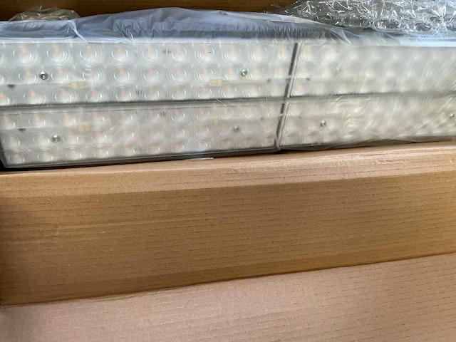 Inhoud kist led verlichting en toebehoren - afbeelding 4 van  6