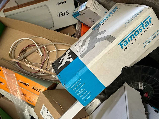 Inhoud kist led verlichting en toebehoren - afbeelding 6 van  6