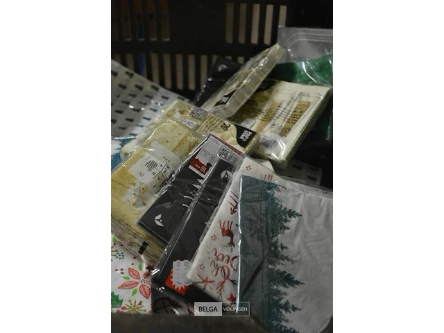Inhoud kist partij div kerst servetten - afbeelding 3 van  8
