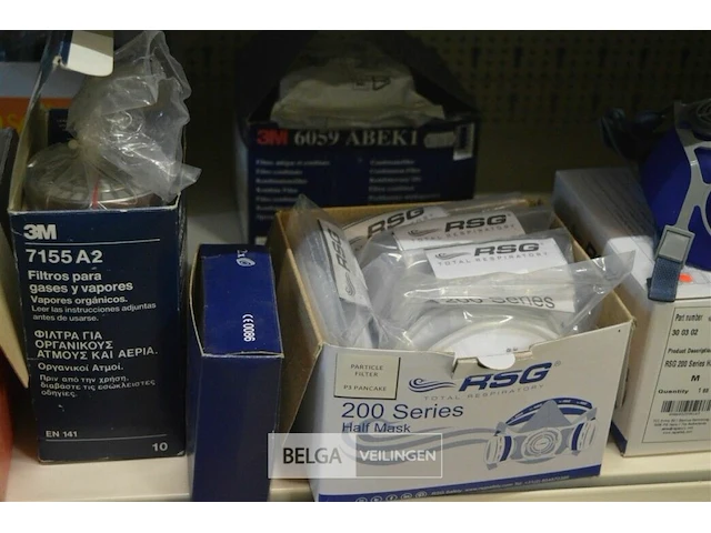 Inhoud legger partij div. filters en maskers - afbeelding 3 van  5