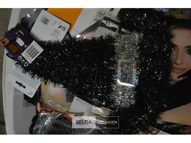 Inhoud mand partij div halloween deco - afbeelding 2 van  5