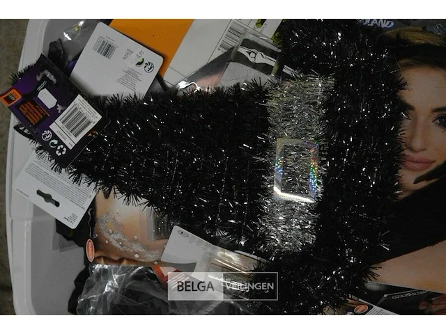 Inhoud mand partij div halloween deco - afbeelding 2 van  5