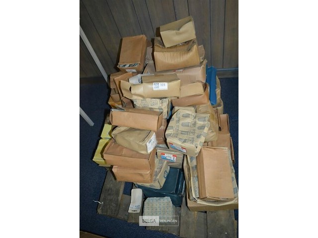 Inhoud pallet div bouten en scharnieren - afbeelding 1 van  3